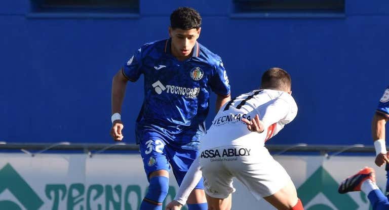 Sebas encara a su par en su debut con el Getafe B de Gabi.