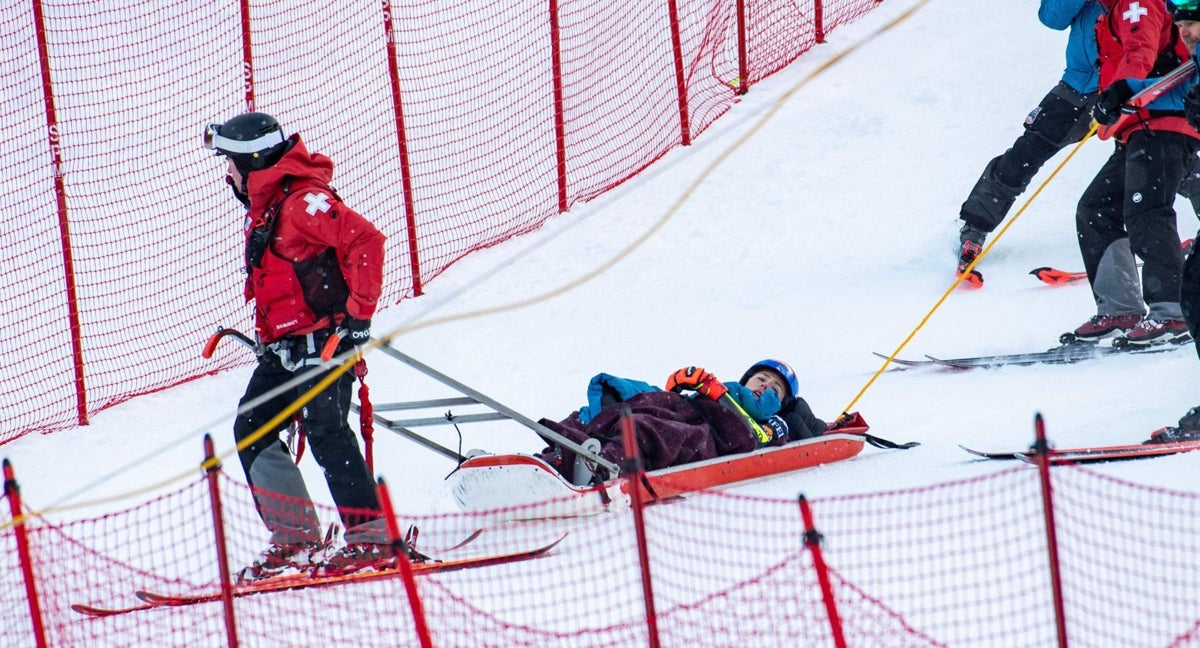 Momento de la caída de Mikaela Shiffrin en Killington el 30 de noviembre de 2024.