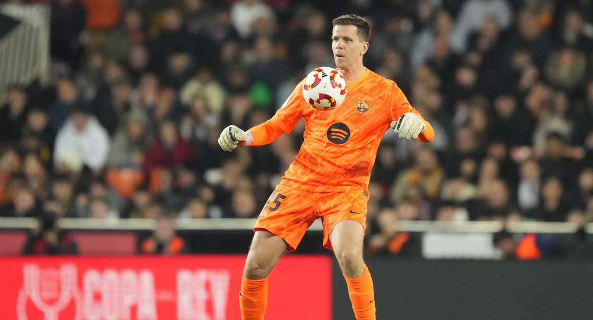 Szczesny controla un balón fuera del área en el partido de Copa en Mestalla.
