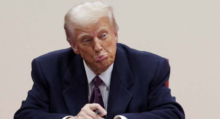 El presidente Trump, firmando órdenes ejecutivas.