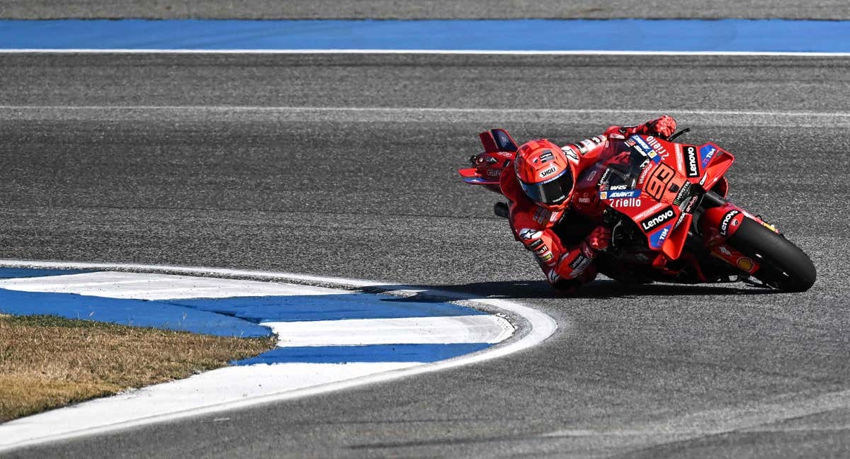 Marc Márquez con su Ducati en el test de Buriram. /MANAN VATSYAYANA / AFP