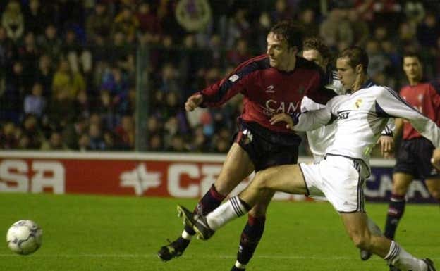 Ivan Helguera defiende un balón ante Sabino en el año 2000.