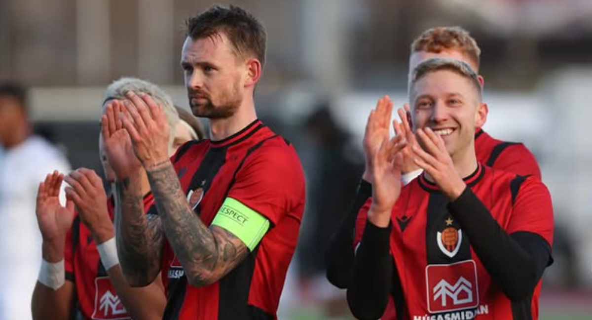 Jugadores del Vikingur celebran la victoria contra el Círculo de Brujas.