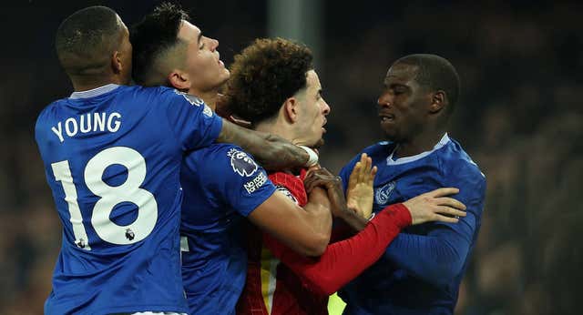 Tangana, botellazo y tres expulsiones: polémico final para despedir el último derbi de Liverpool en Goodison Park