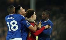 Tangana, botellazo y tres expulsiones: polémico final para despedir el último derbi de Liverpool en Goodison Park