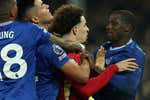 Tangana, botellazo y tres expulsiones: polémico final para despedir el último derbi de Liverpool en Goodison Park
