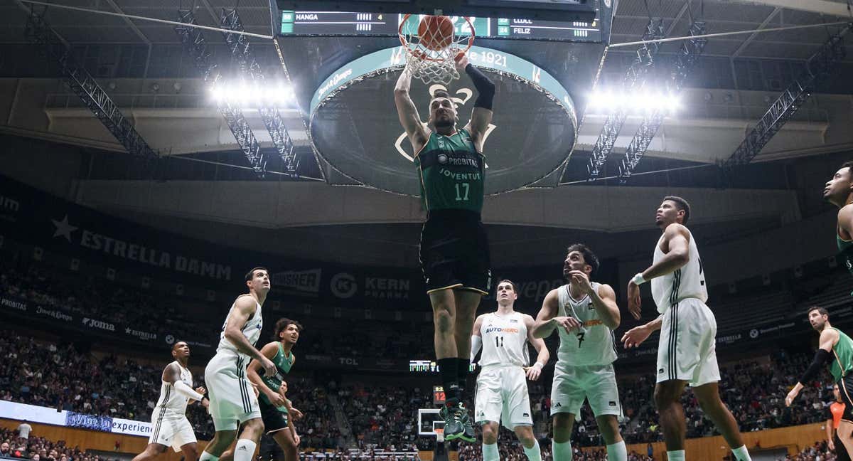 Sam Dekker machaca en un partido de la temporada ante el Real Madrid./ACB