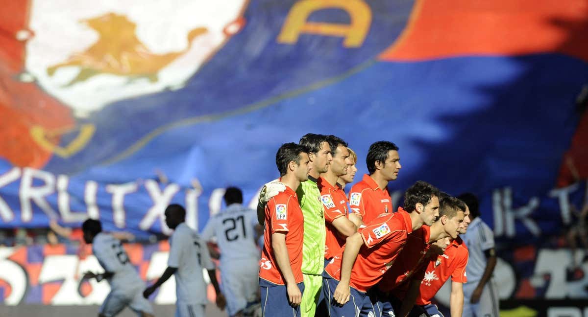 La bandera de Osasuna, desplegada en un fondo de El Sadar, en un partido contra el Real Madrid.