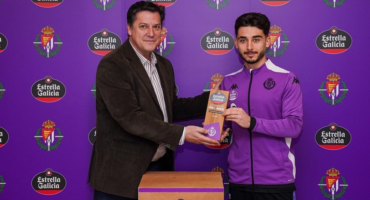 Raúl Moro recibe el premio al mejor jugador del mes de enero en el Real Valladolid. /REAL VALLADOLID