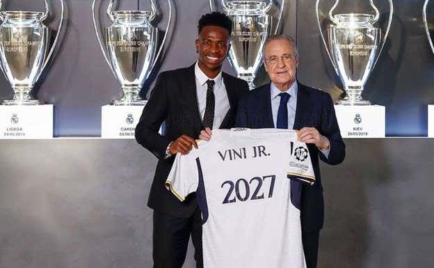 Vinicius y Florentino posan cuando se oficializó la renovación del brasileño hasta 2027.  REALMADRID.COM