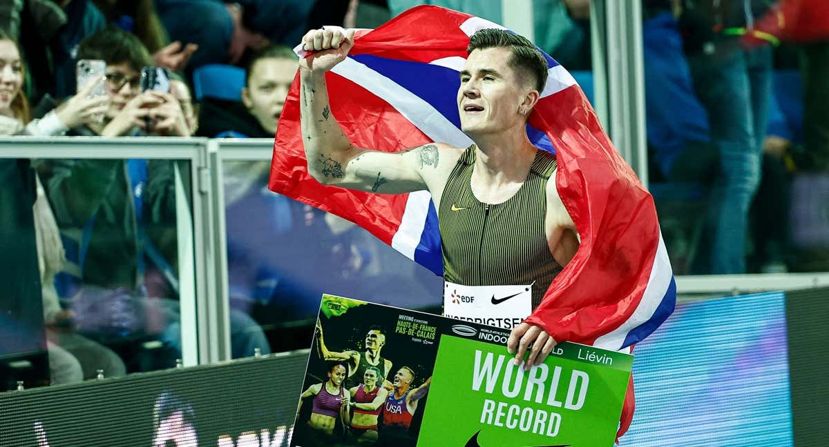 Jakob Ingebrigtsen celebra sus récords mundiales en Lievin./AFP