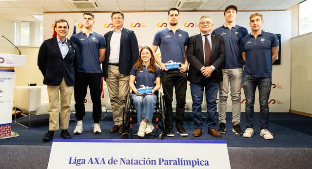 María Candela y Javier Labrador reciben sus trofeos de campeones de la III Liga AXA de Natación Paralímpica
