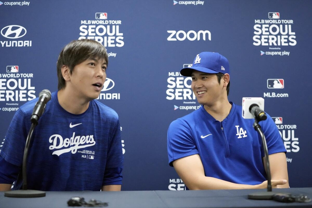 Mizuhara y Ohtani, en una rueda de prensa previa al escándalo. AP