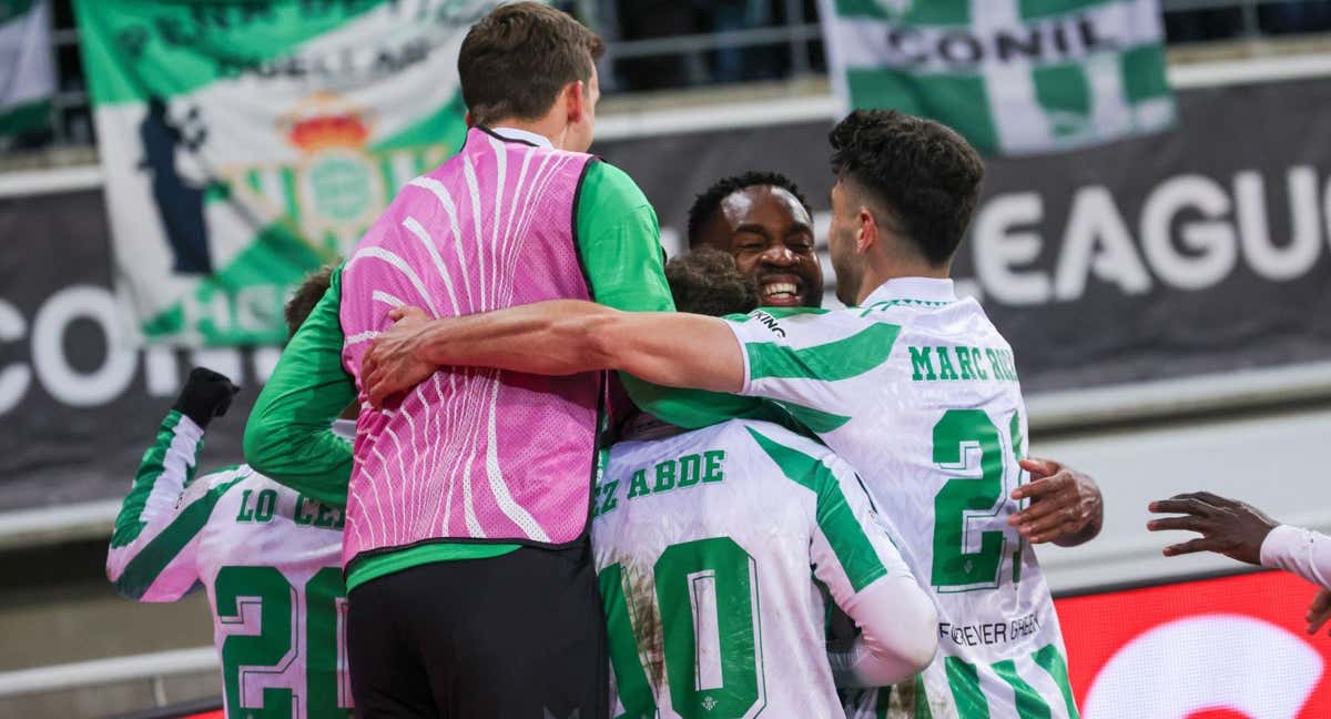 Los jugadores del Betis celebran el gol de Bakambu./EFE