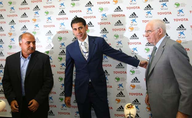 De izquierda a derecha, Iñaki Sáez, Hierro y Aragonés, en la presentación del director deportivo.  AGENCIAS