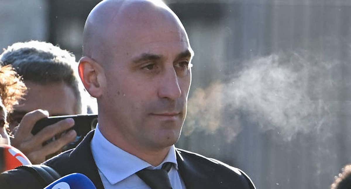 Luis Rubiales, expresidente de la RFEF, en su salida de la Audiencia Nacional durante el juicio del 'Caso Rubiales'. /EFE