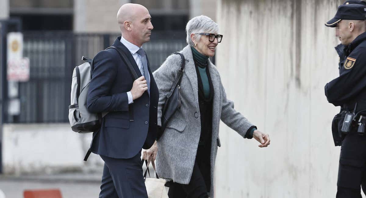 Luis Rubiales, expresidente de la RFEF, y Olga Tubau, abogada, en la llegada a la Audiencia Nacional para el juicio del 'Caso Rubiales'. /EFE