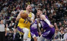 La fantasía de Luka Doncic y la mejor noche de Bronny James no son suficiente para evitar la primera derrota de los Lakers tras el traspaso que cambió la NBA