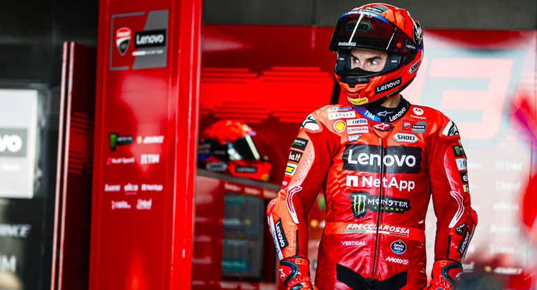 Marc Márquez saliendo del box.