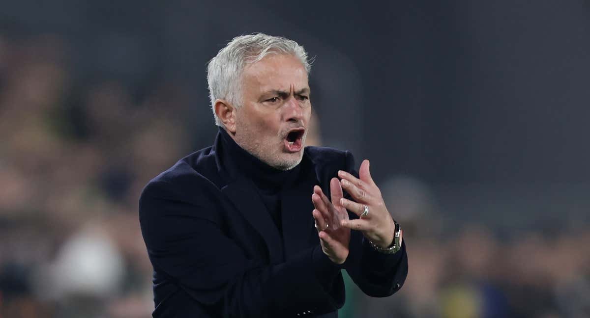 Mourinho tiene pie y medio en octavos. /REUTERS