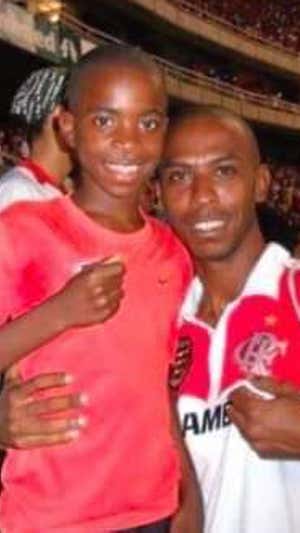 Vinicius con su padre hace años.