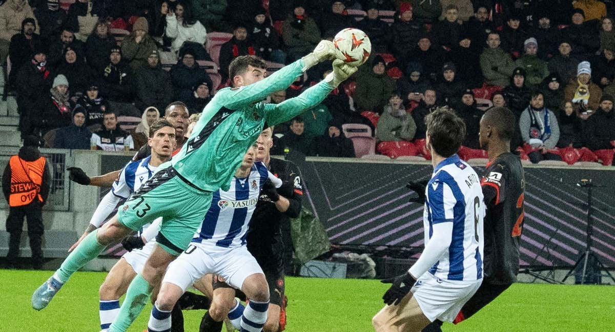 Unai Marrero despejas de puños un balón en una acción del partido ante el Midtjylland. /AFP