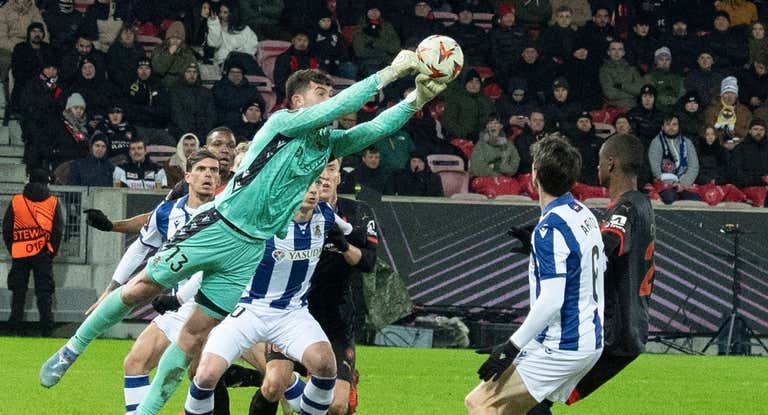 Unai Marrero despejas de puños un balón en una acción del partido ante el Midtjylland.