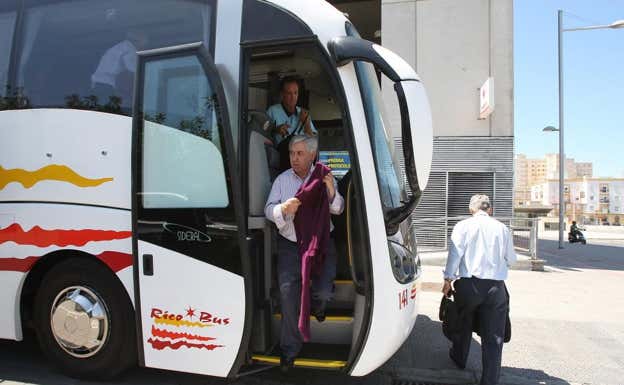 Antonio Muñoz, bajando del autobús del Cádiz.  Relevo