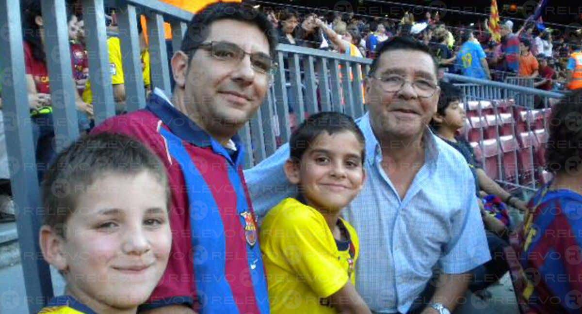 Gerard con su padre, Francesc, su abuelo, Paco, y su hermano, Arnau, el día que el Barça de Guardiola celebró el triplete./RELEVO