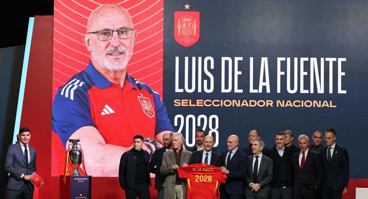 Luis de la Fuente con su cuerpo técnico durante la renovación con la Selección española./Reuters