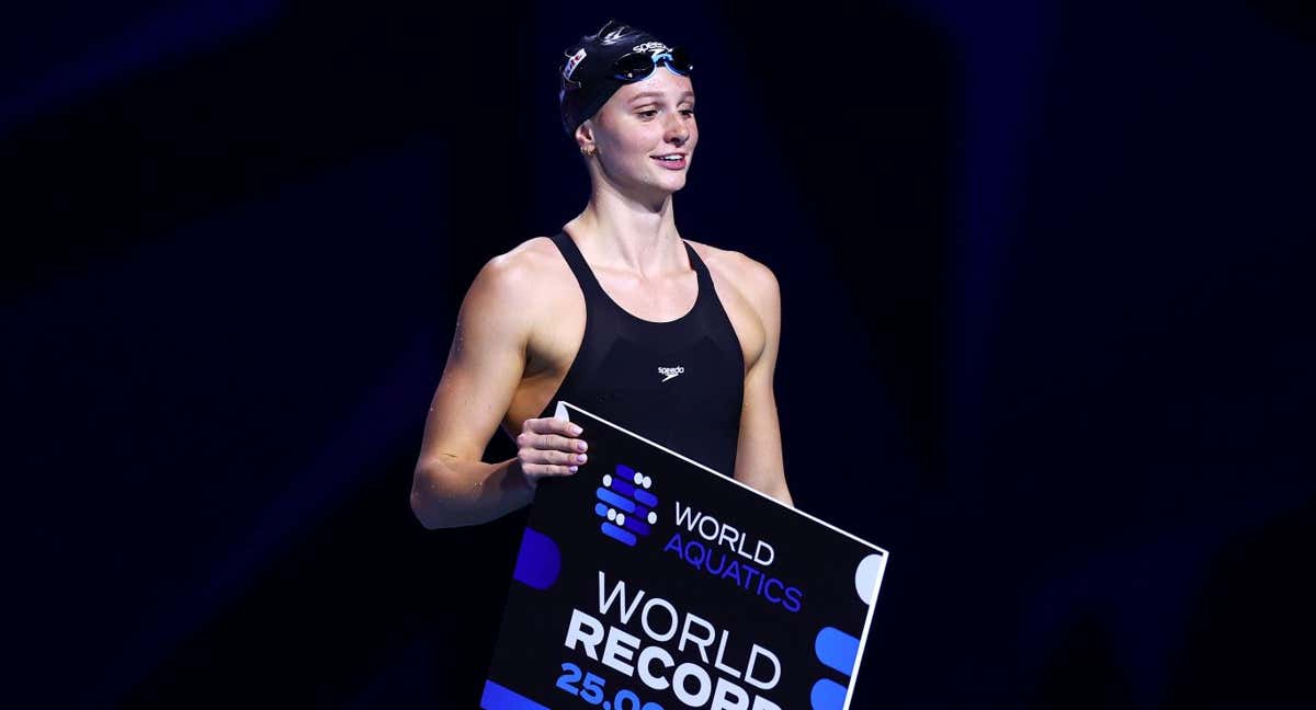 Summer McIntosh, después de batir un récord mundial en el Mundial de piscina corta. /GETTY