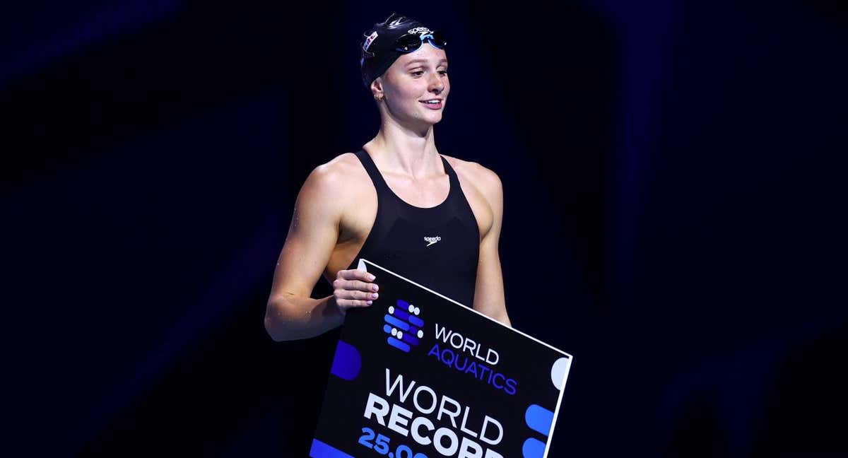 Summer McIntosh, después de batir un récord mundial en el Mundial de piscina corta.