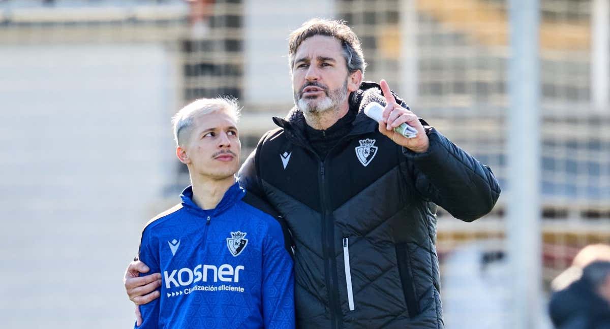 Vicente Moreno, junto a Bryan Zaragoza, en un entrenamiento en Tajonar./Osasuna