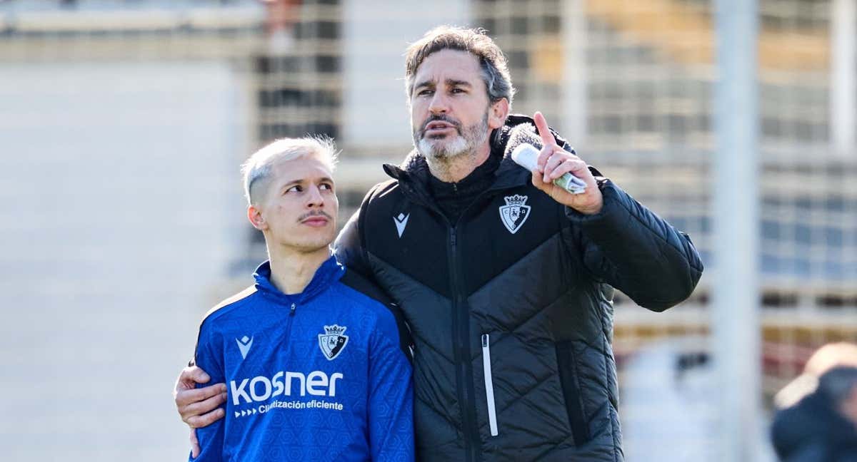 Vicente Moreno, junto a Bryan Zaragoza, en un entrenamiento en Tajonar.