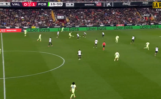 Pedri activa con el exterior del pie a Raphinha en la jugada que terminaría suponiendo el 0-2 para el Barça en Copa.  WYSCOUT