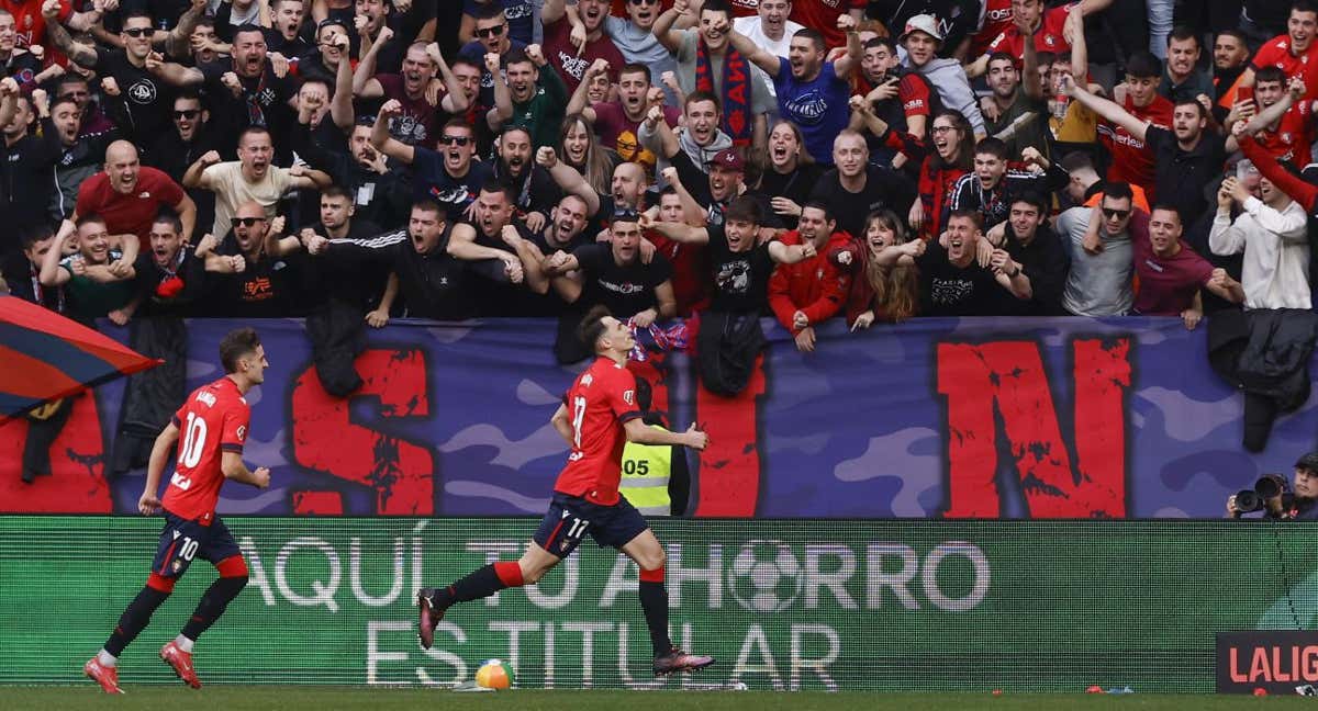 Budimir celebra su gol ante el Real Madrid con la afición enloquecida./EFE