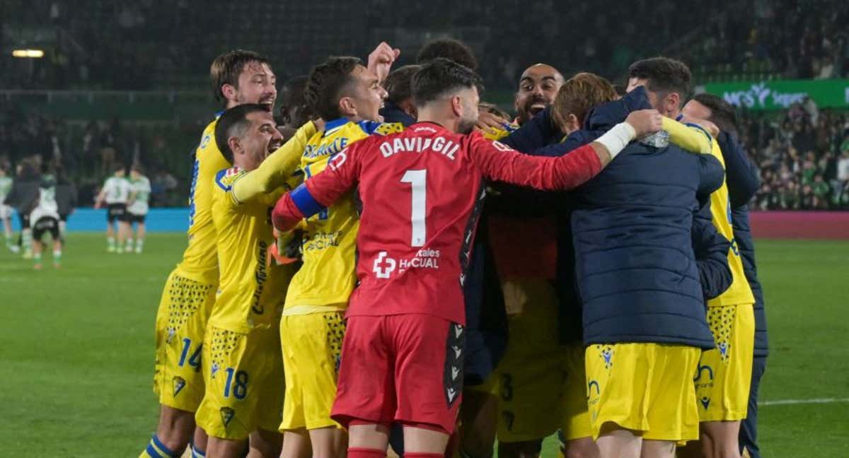 El Cádiz celebra el triunfo ante el Racing./LALIGA