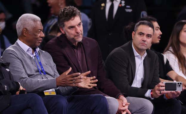 Pau Gasol junto a Oscar Robertson en el partido de novatos. AFP