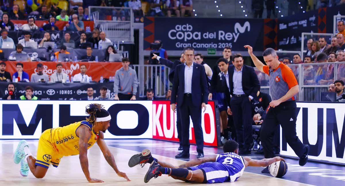 Pedro Martínez mira un lance del juego entre Albicy y Montero. /ACB PHOTO/EMILIO COBOS