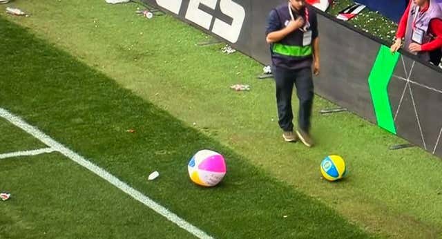 El Sadar se burló de Vinicius con balones de playa y le cantó ‘¡muérete!’