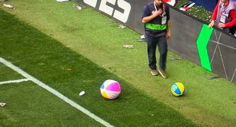 Balones de playa en El Sadar para burlarse de Vinicius.