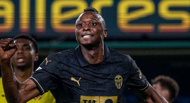 Sadiq y Rafa Mir renacen en Villarreal y rescatan un punto para el Valencia, que duerme fuera del descenso tras 5 meses