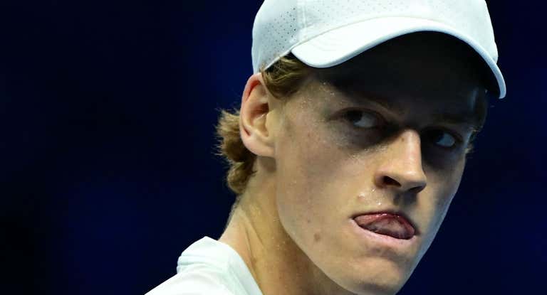 Jannik Sinner durante un partido ante Medvedev.