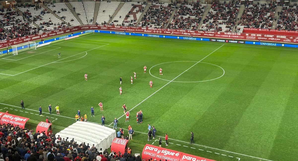 Los jugadores del Real Murcia y del Sevilla Atlético se marchan a los vestuarios. /