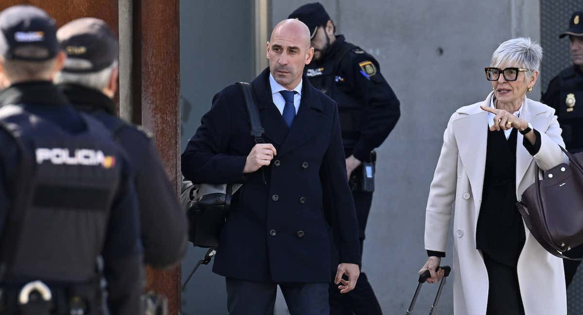 Luis Rubiales sigue las indicaciones de Olga Tubau a su salida de la Audiencia Nacional.