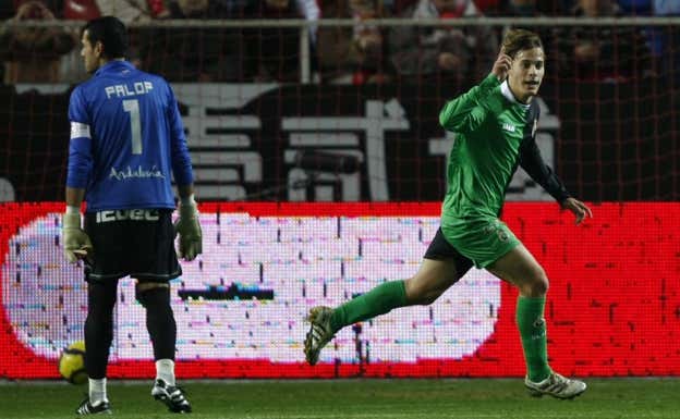Un joven Canales celebra un gol con el Racing al Sevilla. ABC