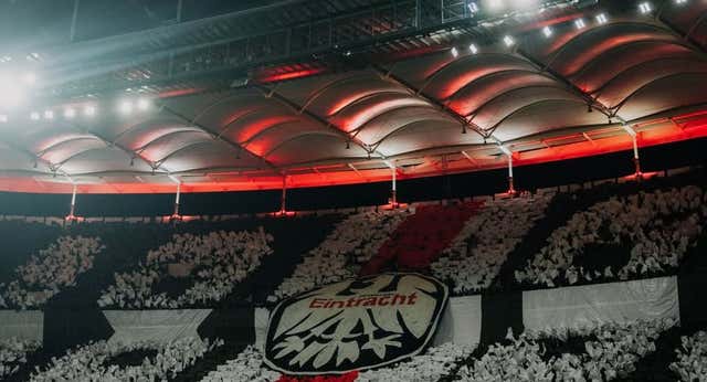 Dos heridos graves al caer una persona desde la grada del Eintracht de Frankfurt
