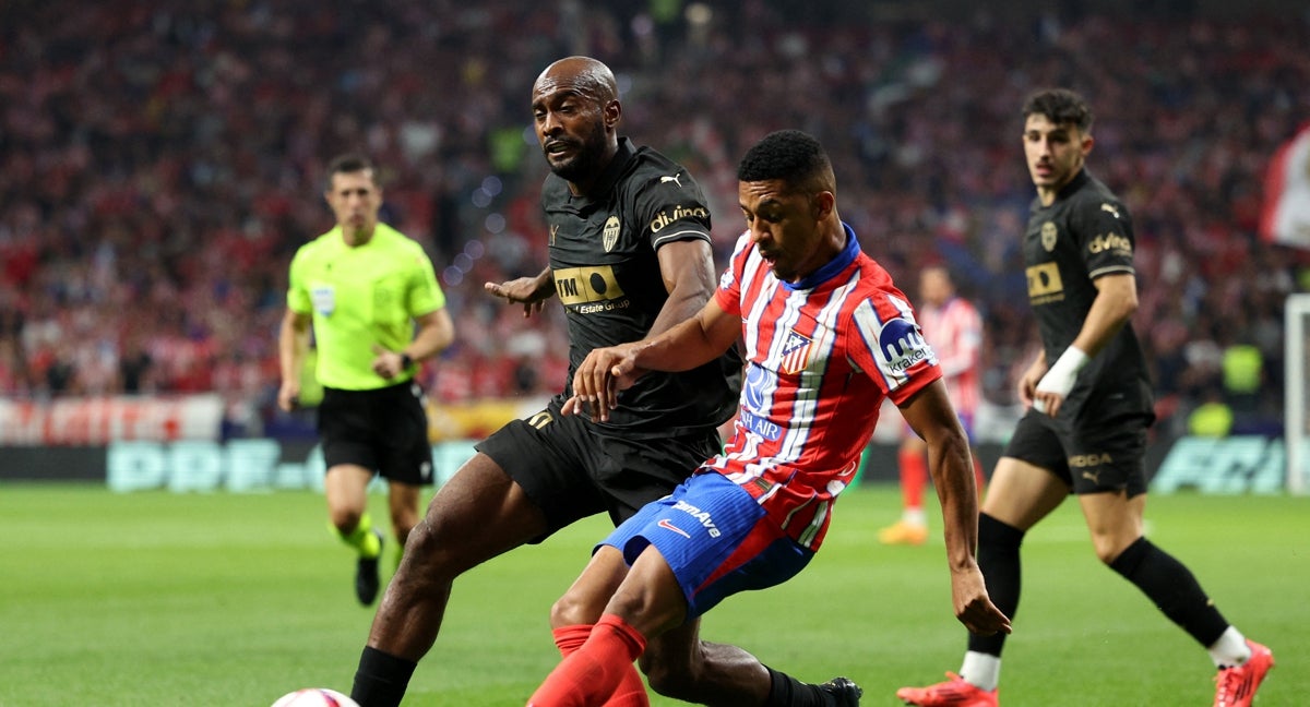 Foulquier y Samu Lino pugnan por un balón en el Atlético de Madrid - Valencia de la primera vuelta.
