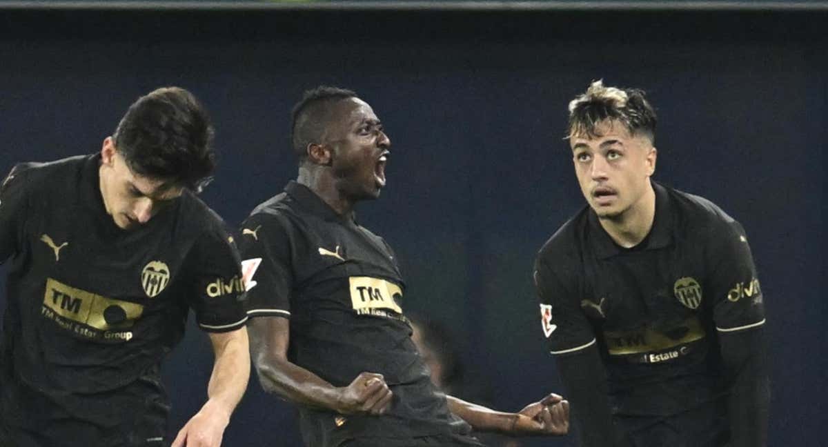 Sadiq celebra su gol junto a Iván Jaime y Pepelu.