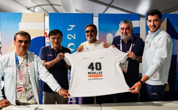 La expedición española celebró 40 medalls en París 2024 con una camiseta.  CPE